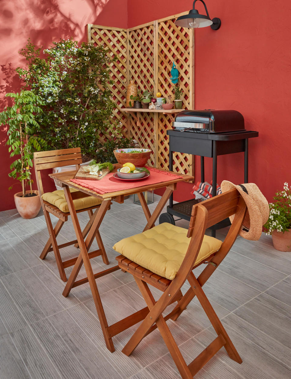 <p>La bonne <a href="https://www.elle.fr/Deco/Exterieur/Terrasse/idees-pour-amenager-coin-repas-terrasse" rel="nofollow noopener" target="_blank" data-ylk="slk:idée pour aménager un coin repas sur sa terrasse;elm:context_link;itc:0;sec:content-canvas" class="link ">idée pour aménager un coin repas sur sa terrasse</a>, c’est de la désencombrer. Des treillis en bois brut, posés en angle, viennent signifier la nouvelle fonction de cet extérieur. Une petite étagère s’y ajoute pour accueillir plantes et bougies ou se faire desserte d’appoint à l’heure de préparer le barbecue. Malin. Accrochée au-dessus, une applique noire au look industrielle fait écho aux boiseries. Indispensable pour cuisiner une fois le soleil disparu ou éclairer la table du repas qui pourra prendre la place du barbecue.</p> <br><br><a href="https://www.elle.fr/Deco/Exterieur/Terrasse/Avant-Apres-de-cour-betonnee-a-patio-mediterraneen#xtor=AL-541" rel="nofollow noopener" target="_blank" data-ylk="slk:Voir la suite des photos sur ELLE.fr;elm:context_link;itc:0;sec:content-canvas" class="link ">Voir la suite des photos sur ELLE.fr</a><br><h3> A lire aussi </h3><ul><li><a href="https://www.elle.fr/Deco/Exterieur/Terrasse/patio-amenagement#xtor=AL-541" rel="nofollow noopener" target="_blank" data-ylk="slk:Des solutions canons pour aménager son patio;elm:context_link;itc:0;sec:content-canvas" class="link ">Des solutions canons pour aménager son patio</a></li><li><a href="https://www.elle.fr/Deco/Exterieur/Terrasse/Quel-revetement-pour-le-sol-de-ma-terrasse#xtor=AL-541" rel="nofollow noopener" target="_blank" data-ylk="slk:Quel revêtement pour le sol de ma terrasse ?;elm:context_link;itc:0;sec:content-canvas" class="link ">Quel revêtement pour le sol de ma terrasse ?</a></li><li><a href="https://www.elle.fr/Deco/Pratique/Travaux/Renovation/avant-apres-terrasse#xtor=AL-541" rel="nofollow noopener" target="_blank" data-ylk="slk:Avant/après : 10 terrasses à la rénovation grandiose !;elm:context_link;itc:0;sec:content-canvas" class="link ">Avant/après : 10 terrasses à la rénovation grandiose !</a></li><li><a href="https://www.elle.fr/Deco/Exterieur/Terrasse/terrasse-design#xtor=AL-541" rel="nofollow noopener" target="_blank" data-ylk="slk:5 styles de terrasses qui en mettent plein la vue;elm:context_link;itc:0;sec:content-canvas" class="link ">5 styles de terrasses qui en mettent plein la vue</a></li><li><a href="https://www.elle.fr/Astro/Horoscope/Quotidien#xtor=AL-541" rel="nofollow noopener" target="_blank" data-ylk="slk:Consultez votre horoscope sur ELLE;elm:context_link;itc:0;sec:content-canvas" class="link ">Consultez votre horoscope sur ELLE</a></li></ul>