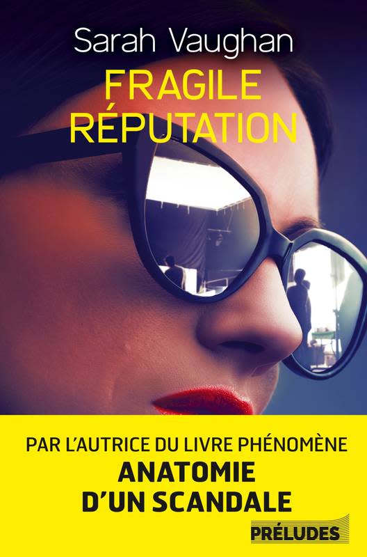 <p> Au cœur de « Fragile réputation », il y a d'abord une formidable idée : celle de construire un roman avec en toile de fond le harcèlement dont sont victimes les femmes politiques. Emma Webster, 44 ans, est divorcée et mère d'une adolescente. Engagée auprès des électeurs de sa circonscription, elle a porté un projet de loi contre le harcèlement en ligne. Mais pour les trolls anonymes des réseaux sociaux, elle est une « cinglée », une « salope », une « cochonne ». Séduite par un journaliste de tabloïd qui la soutient dans son combat politique, elle passe une nuit avec lui, avant de se raviser et de le congédier un peu brusquement. Mais lorsqu'elle retrouve Mike (c'est son nom), le crâne fracturé, dans sa maison londonienne, sa vie bascule vers le sordide. Variant les formes et les points de vue, l'autrice décortique le mécanisme qui transforme une femme de pouvoir engagée et forte en une proie si terrifiée par ses prédateurs, tapis dans l'ombre des pixels, qu'elle en arrive à commettre l'irréparable. La deuxième partie du roman, axée sur le procès d'Emma, est l'occasion de creuser cette machine à broyer la confiance en soi. Difficile de résumer sans trop en dire, alors contentons-nous d'écrire que, comme dans tout bon thriller, la vérité est plus compliquée qu'il n'y paraît. Qu'il est bon de se laisser manipuler par une autrice compétente !<br>Clémentine Goldszal</p><br>