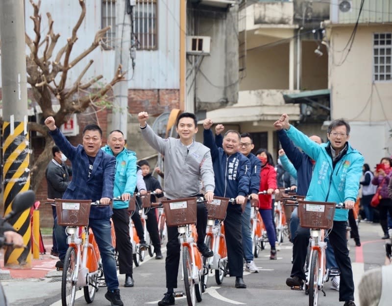 竹北市引入YouBike2.0E電輔自行車 竹北市公所25日在麻園社區活動中心舉行 YouBike2.0E電力輔助公共自行車啟程記者會，市長 鄭朝方（前中）出席表示，公所編列新台幣8000萬元 預算投入YouBike2.0E電輔車及站點擴充，首波預計 挹注210輛電輔車，也在竹北西區新增14站點。 （竹北市公所提供） 中央社記者郭宣彣傳真  113年1月25日 