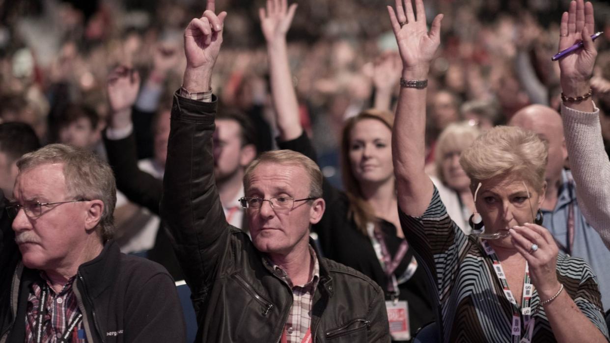 Labour-Delegierte geben beim Parteitag in Liverpool ihre Stimme ab. Foto: Stefan Rousseau/PA Wire