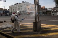 CIUDAD DE MÉXICO, 15JULIO2020.- Un trabajador del gobierno capitalino desinfecta las inmediaciones del metro Guerrero, ubicado en la colonia del mismo nombre, una de las colonias que fueron reclasificadas en semáforo rojo por el alto número de casos infectados de covid-19 que registraron en los últimos 15 dí­as. FOTO: MOISÉS PABLO/CUARTOSCURO.COM