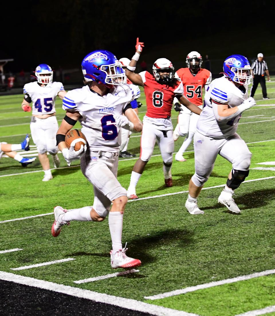 Logan Chesser (6) hauls the mail down the sidelines for Clinton-Massie, Sept. 8, 2023.