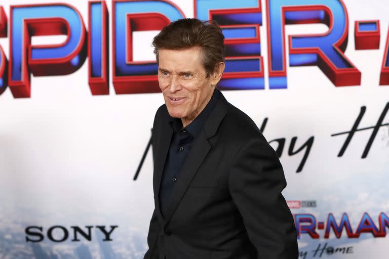 Sonriente, Willem Dafoe posó para las cámaras en la presentación de la película dedicada al personaje de ficción de Marvel