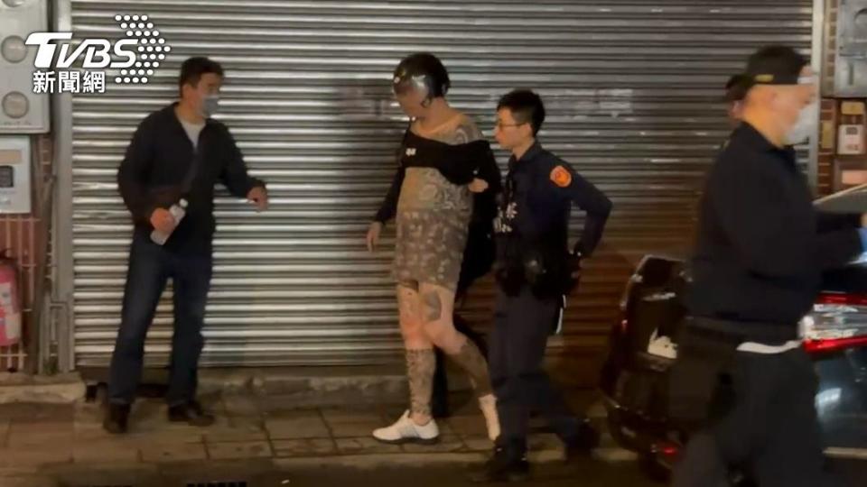犯嫌身上穿著防彈衣與警方駁火。（圖／TVBS）