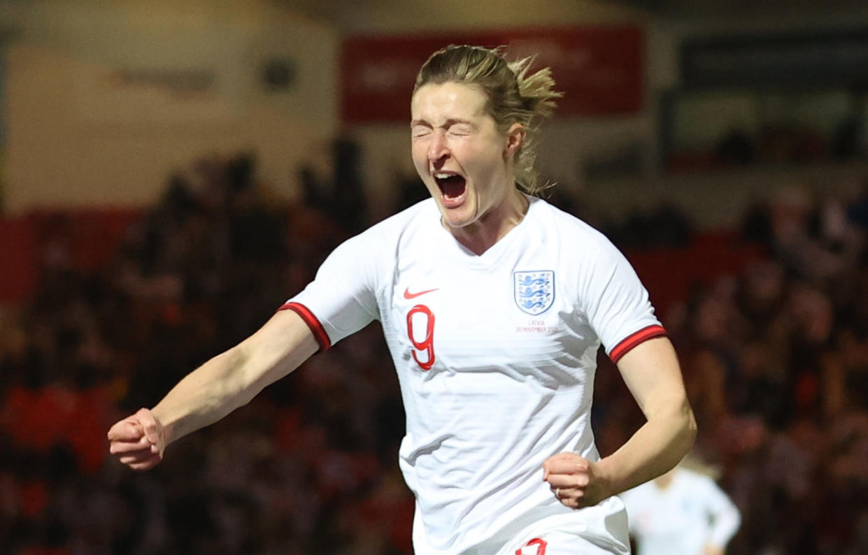 La delantera inglesa Ellen White celebra uno de los tres goles que anotó en el juego contra Letonia que terminó 20-0 a favor de las locales. (Foto: Reuters)