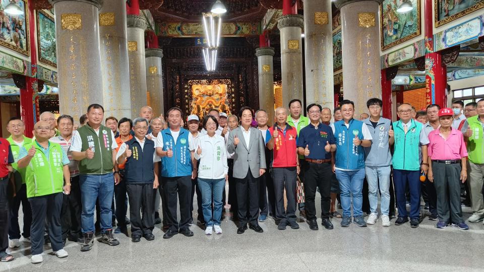 ▲民進黨總統參選人賴清德2日在彰化助選，傍晚陪同第三選區立委參選人吳音寧到竹塘三清宮、溪湖福安宮參拜祈福，所到之處人潮大爆滿，凍蒜聲不斷。（記者林明佑攝）