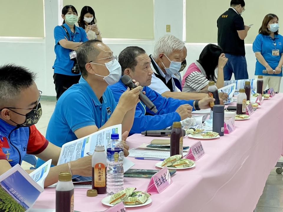 新北市政府「行動治理」列車今天開往石門區，市長侯友宜率局處官員與石門區里長們座談。   圖：新北市民政局提供