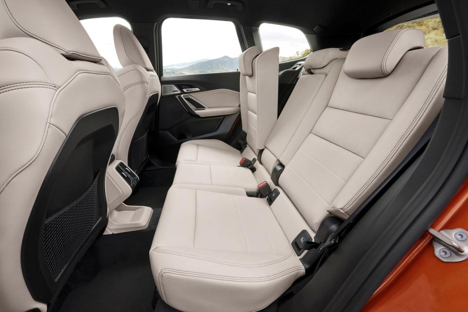 新一代X1後座空間更為寬敞，乘坐舒適度亦有感提昇。