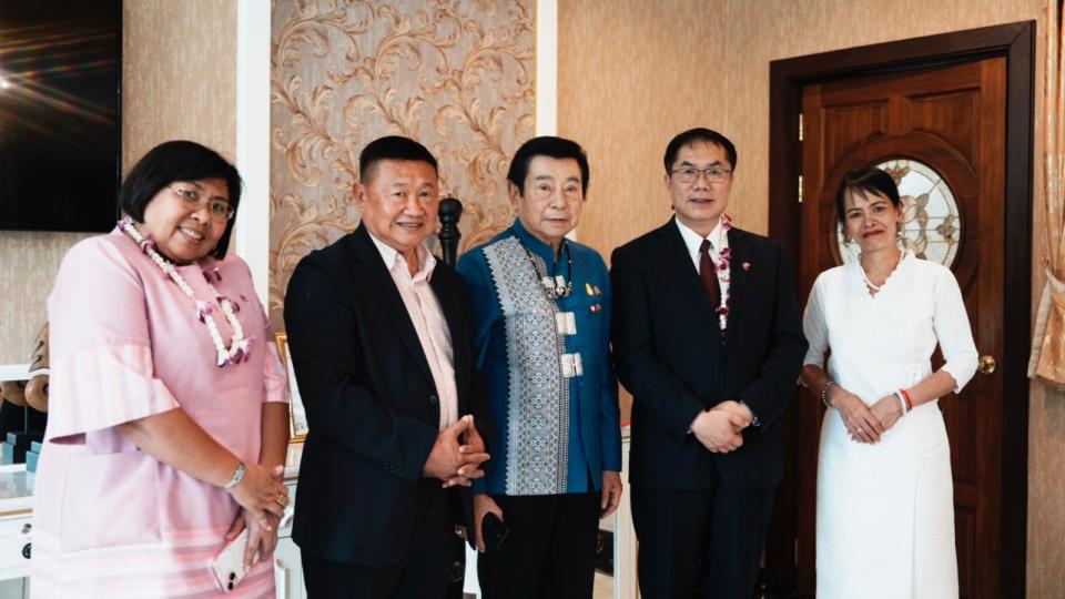 黃偉哲與當地僑胞及文化界人士簡短會晤。台南市政府提供