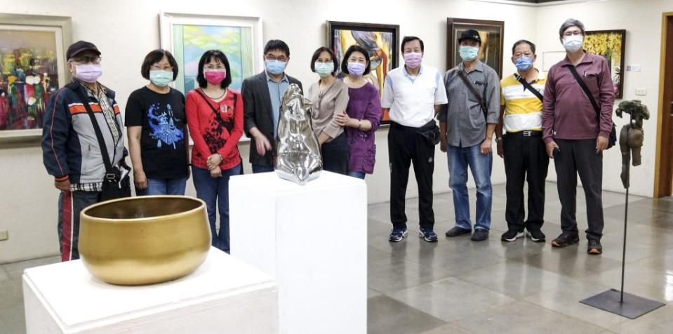 台南市南陽美術協會會員聯展即日起於台南文化中心第二藝廊展出。（記者林雪娟攝）