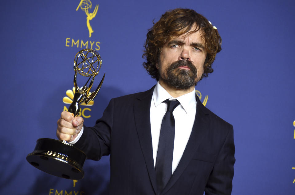 Debido a su acondroplasia, la forma más común de enanismo, Peter Dinklage lo tuvo muy difícil en sus inicios. Se trasladó a Nueva York para cumplir su sueño de ser actor, pero fue rechazado en varias ocasiones y atravesó problemas económicos que le obligaron a buscar otros trabajos (se dedicó a la limpieza) y dormir en casas de amigos. Aquella situación le llevó a refugiarse en el alcohol hasta que decidió dar un giro a su vida y a principios de los 2000 inició su camino al estrellato que ha consolidado gracias al papel de Tyrion Lannister. (Foto: Jordan Strauss / Invision / AP).