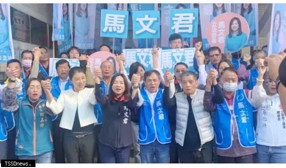 國民黨南投縣第一選區立委馬文君在縣長許淑華、縣議會議長何勝豐等支持者陪同下完成登記。(馬文君服務處提供)