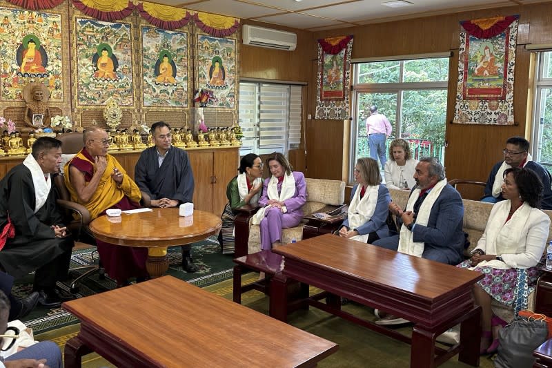 <cite>2024年6月19日，西藏精神領袖達賴喇嘛接見到訪的美國聯邦眾議院外交委員會主席麥考爾訪團。（AP）</cite>
