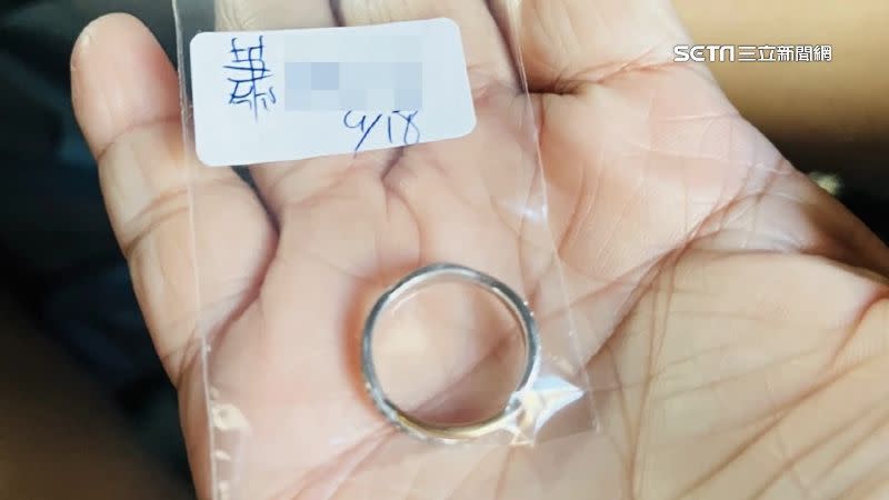 民宿業者在垃圾桶找到結婚鑽戒。