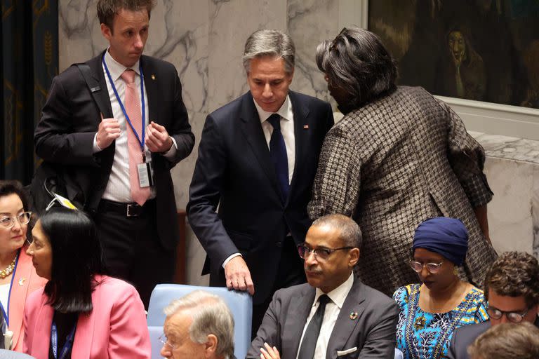 El secretario de Estado estadounidense Antony Blinken habla con la embajadora de Estados Unidos ante la ONU Linda Thomas-Greenfield en una reunión del Consejo de Seguridad de la ONU durante la Asamblea General de las Naciones Unidas (AGNU) el 20 de septiembre de 2023 en Nueva York.   Spencer Platt/Getty Images/AFP (Foto de SPENCER PLATT / GETTY IMAGES NORTH AMERICA / Getty Images vía AFP)