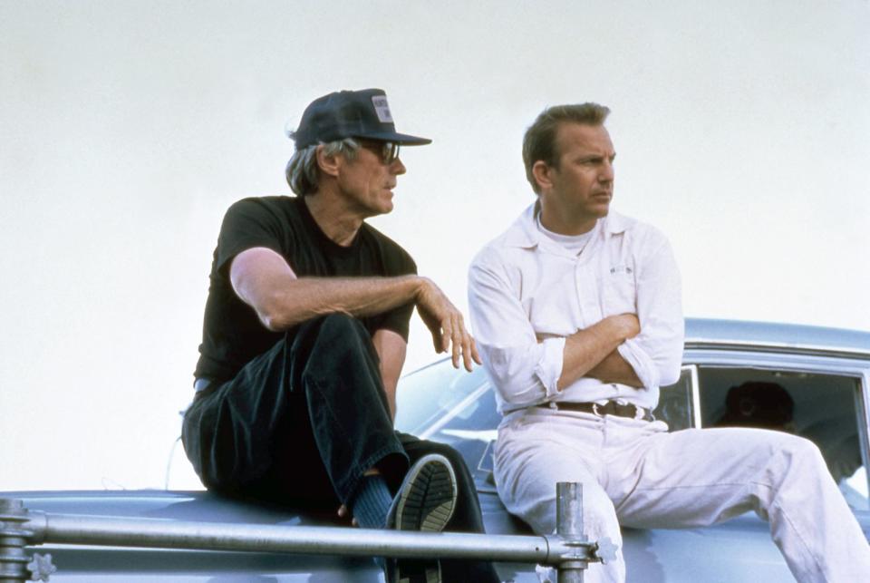 Am Set von "Perfect World" (1993): Der Kriminelle Butch Haynes (Kevin Costern, rechts) bricht aus einem Gefängnis aus und nimmt auf der Flucht den achtjährigen Phillip als Geisel. Marshall Red Garnett (Clint Eastwood, auch Regie) und die Kriminalpsychologin Sally Gerber (Laura Dern) begeben sich auf die Suche nach den beiden. (Bild: Sunset Boulevard/Corbis via Getty Images)