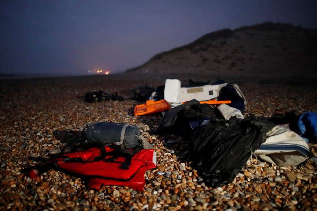 Sur la plage de Wimereux, à une trentaine de kilomètres de Calais le 24 novembre 2021, les effets personnels de migrants et des gilets de sauvetage. (Photo: Gonzalo Fuentes via Reuters)