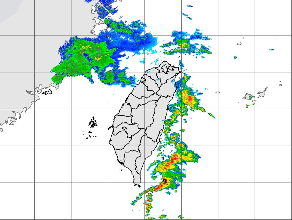 白天東北季風減弱，北部及東半部地區有局部短暫雨，其他地方為多雲到晴，可以看到陽光的天氣，午後中部地區有零星短暫陣雨。（圖：氣象局網站）