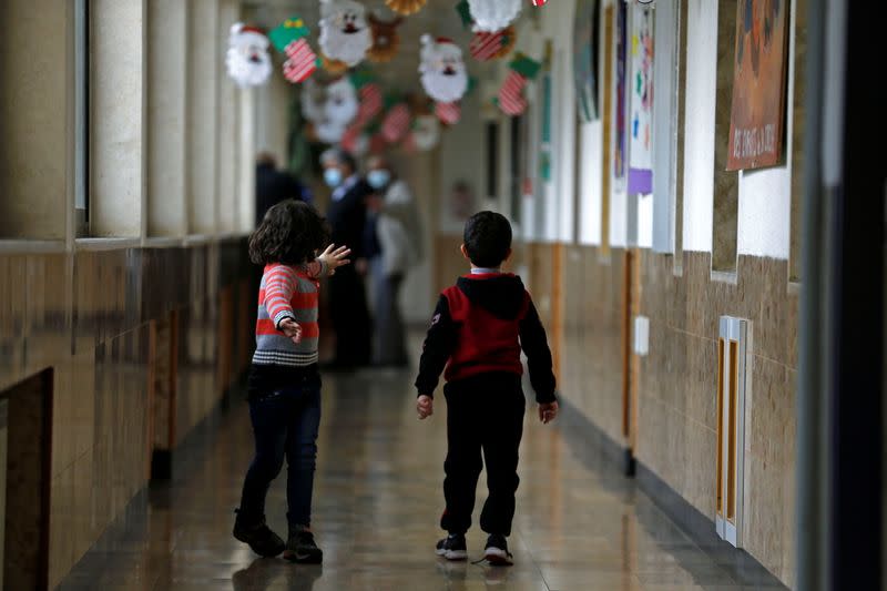 Niños caminan en The Creche, una casa que alberga a niños, en Belén, Palestina