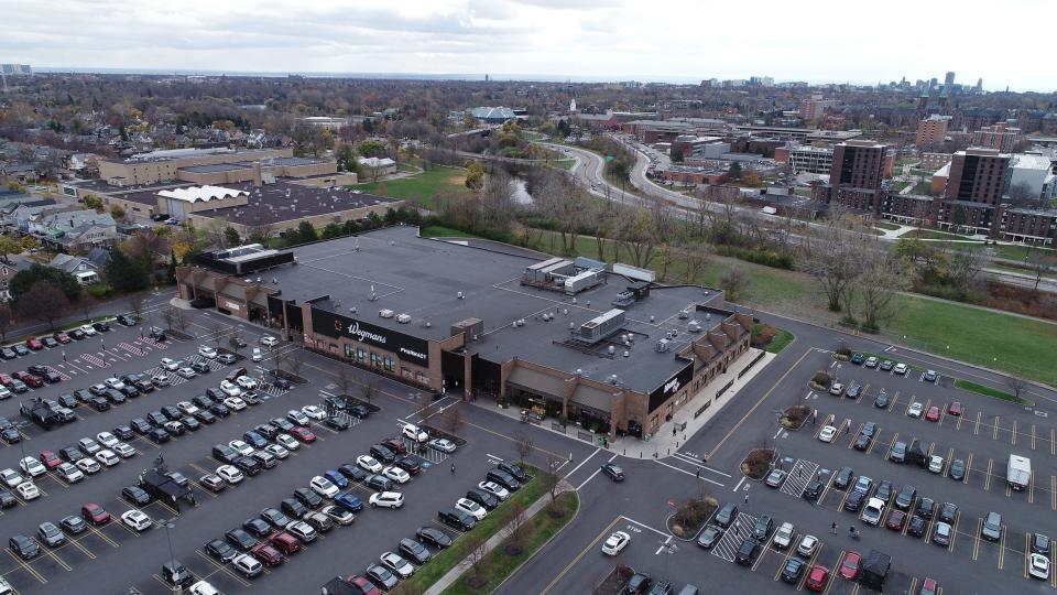 يقع Wegmans في Amherst St. في Buffalo ، NY بالقرب من NY 198 المعروف أيضًا باسم Scajaquada Expressway. يقع متجر البقالة على بُعد بنايات فقط من مخرج NY 198 في 14 نوفمبر 2022.