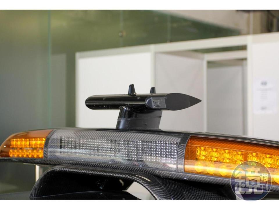 Safety Car車頂的空力設計警示燈與高解析度無線攝影機，與國際廣播中心連線提供即時影像。