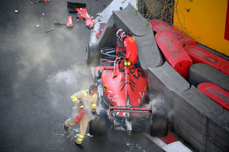 Charles Leclerc (Ferrari) sale de su Ferrari después de estrellarse durante la clasificación para el Gran Premio de F1 de Azerbaiyán, en el circuito de la ciudad de Bakú, en abril de 2019; una de las víctimas de la curva 8