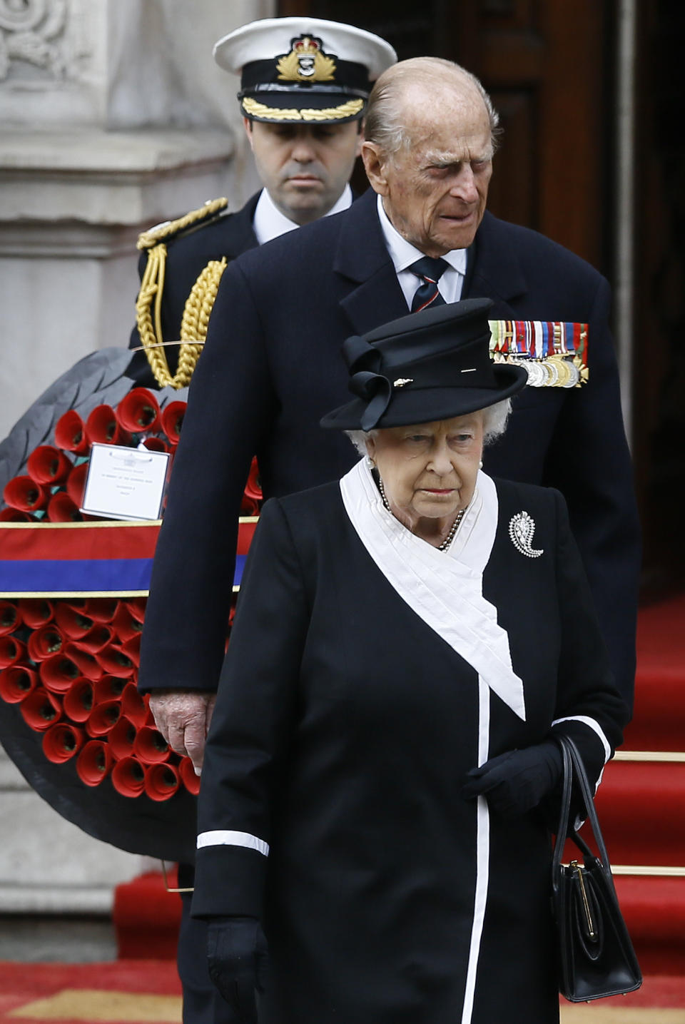 ARCHIVO - En esta foto del 25 de abril de 2015, la reina Isabel II de Inglaterra y el príncipe Felipe llegan a una ceremonia en el Cenotafio para conmemorar el Día de ANZAC y el centenario de la Campaña de Gallipoli en Whitehall, Londres. (AP Foto/Kirsty Wigglesworth, Archivo)