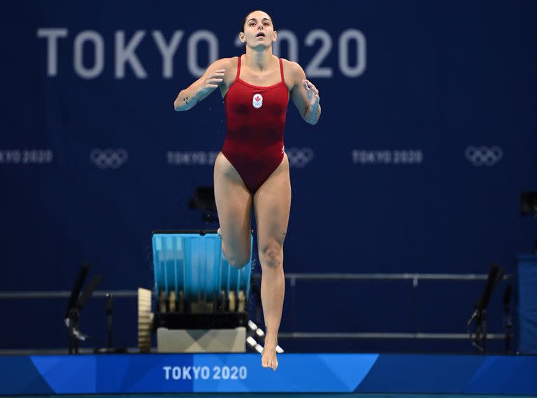 La canadiense Pamela Ware se resbala del tablero en su última inmersión, lo que resulta en una inmersión fallida, durante la semifinal de salto de trampolín de 3 m femenino.