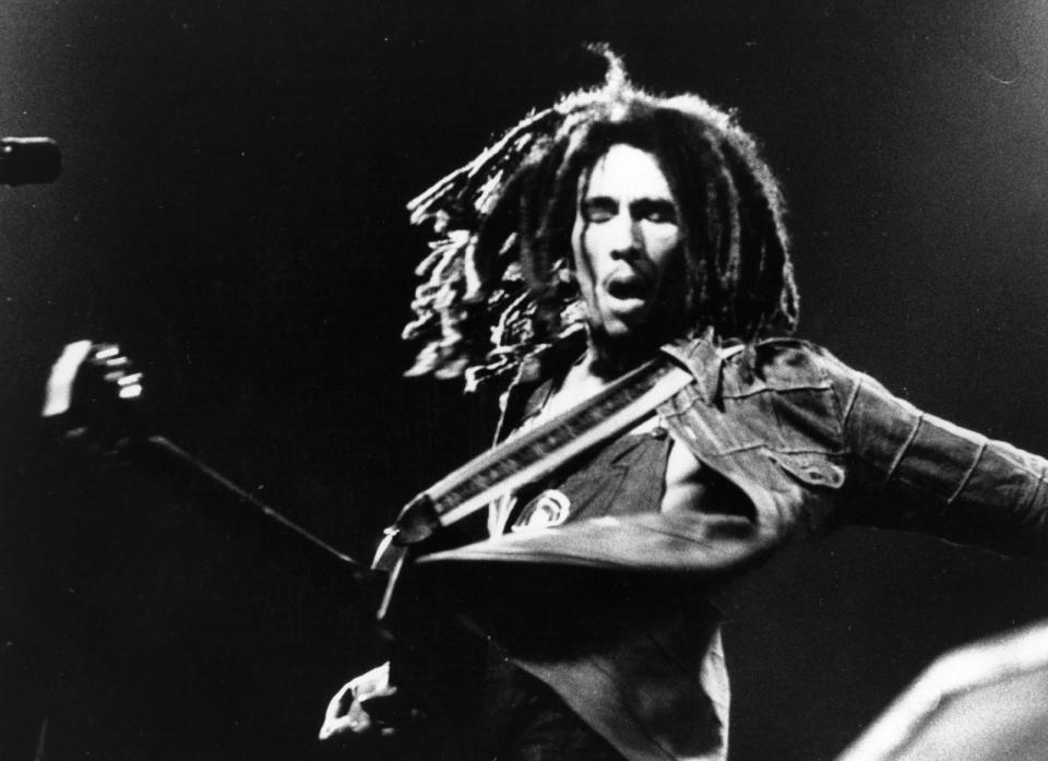 "No Woman No Cry", "Could You Be Loved" oder "Three Little Birds" sind nur drei der zahlreichen Hits, die er in seinem kurzen Leben (er starb mit 36) veröffentlichte. Doch auch Robert Nesta Marley musste aus seiner Heimat Jamaika fliehen ... (Bild: Keystone/Getty Images)