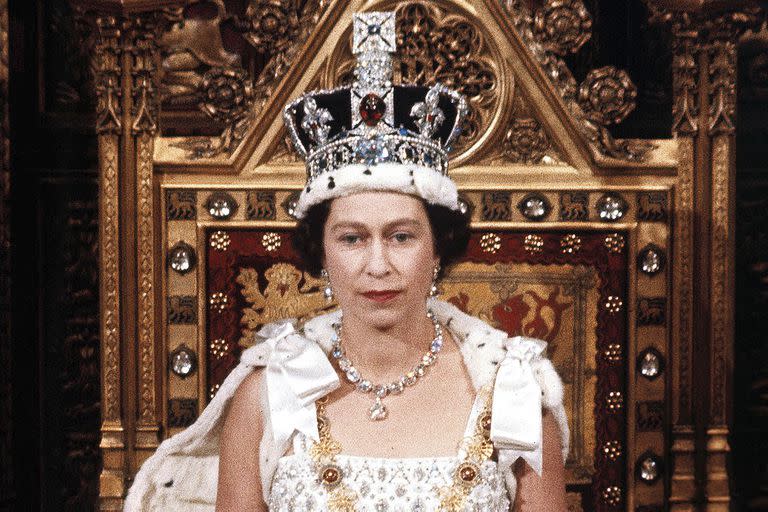 La reina Isabel II de Gran Bretaña en la inauguración estatal del Parlamento en Londres en esta foto de abril de 1966