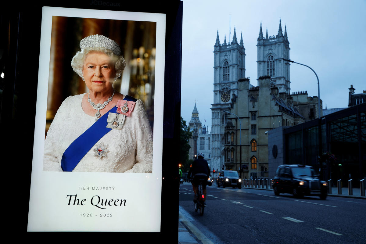 Pub Pays Tribute To The Queen By Offering 6p Pint 9078