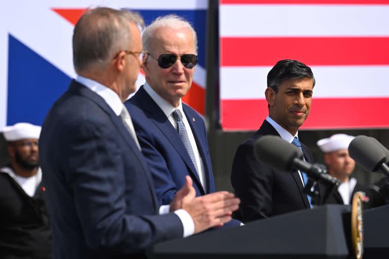 El primer ministro británico, Rishi Sunak, el presidente estadounidense, Joe Biden, y el primer ministro de Australia, Anthony Albanese, reunidos en la base naval de Point Loma, en San Diego, el lunes 13 de marzo de 2023, en el marco de Aukus, un pacto trilateral de seguridad.