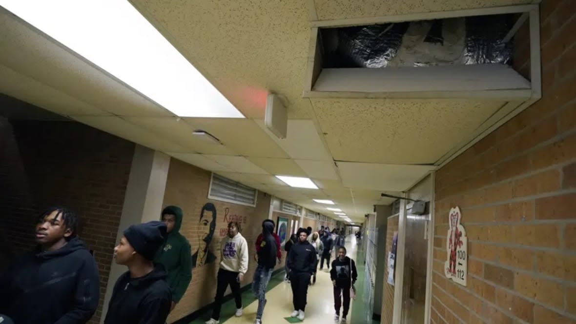 Students walk past an open vent for the aging HVAC system at Jim Hill High School in Jackson, Mississippi in January. (Photo: Rogelio V. Solis/AP)