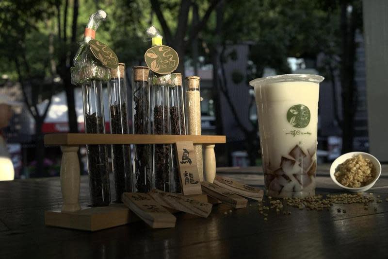 一沐日推出新品「逮丸奶茶」，開賣不到1週因艾草供不應求，在臉書向網友們道歉。（翻攝一沐日臉書）
