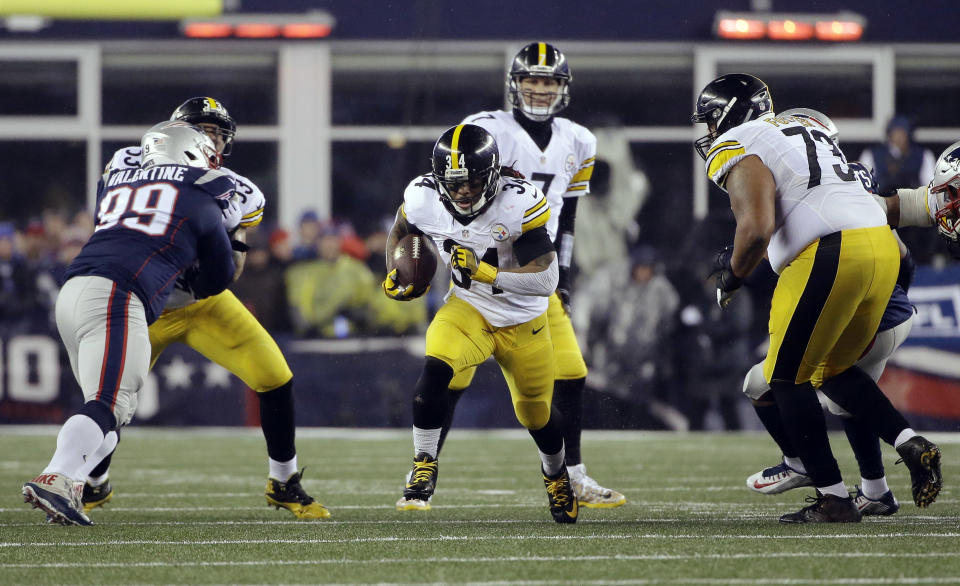 Pittsburgh Steelers running back DeAngelo Williams (34) carries the ball during the first half of the AFC championship NFL football game against the New England Patriots, Sunday, Jan. 22, 2017, in Foxborough, Mass. (AP Photo/Elise Amendola)