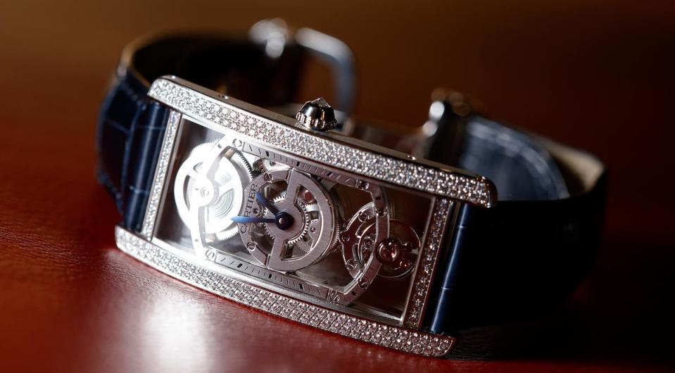 卡地亞 TANK Cintrée 中央坦克鏤空腕錶，這是品牌第一款直線式排列機芯；此外，錶殼採用弧形設計，裝載的9917M手上鍊機芯，也配合錶殼的弧度來設計結構。