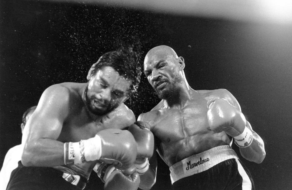 Marvin Hagler castiga a Roberto Durán durante el combate que protagonizaron en noviembre de 1983 en Las Vegas. Hagler ganó por puntos. (AP Photo, File)