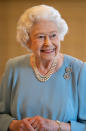 <p>A rainha Elizabeth II em 5 de fevereiro de 2022, durante uma audiência no Palácio de <br> Buckingham. Semanas depois do clique ela foi contaminada pelo covid-19 após dois de dois anos de isolamento. Por conta das vacinas contra o vírus, ela teve um leve resfriado e se recuperou plenamente aos 96 anos (Foto: Joe Giddens/POOL/AFP via Getty Queen Elizabeth)</p> 