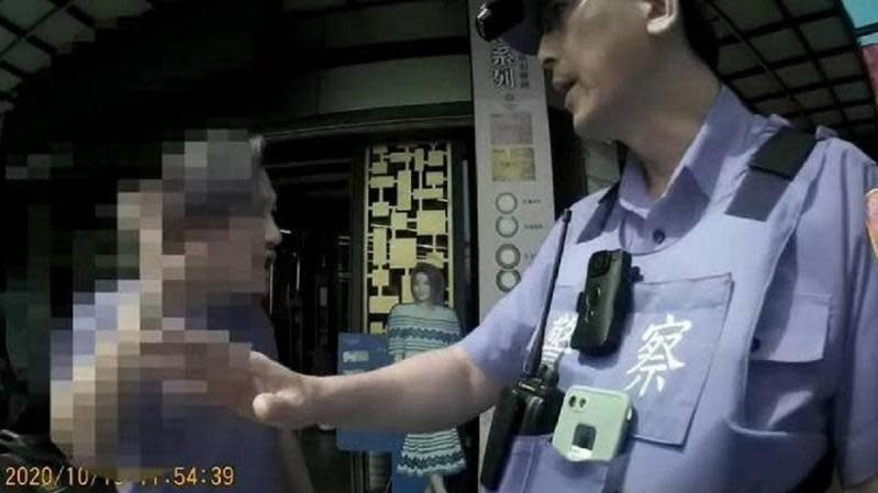 蔡姓民眾不滿員警開單嗆「拗蠻」，遭警上銬噴辣椒水控告員警4罪，最後均不起訴。（翻攝畫面）