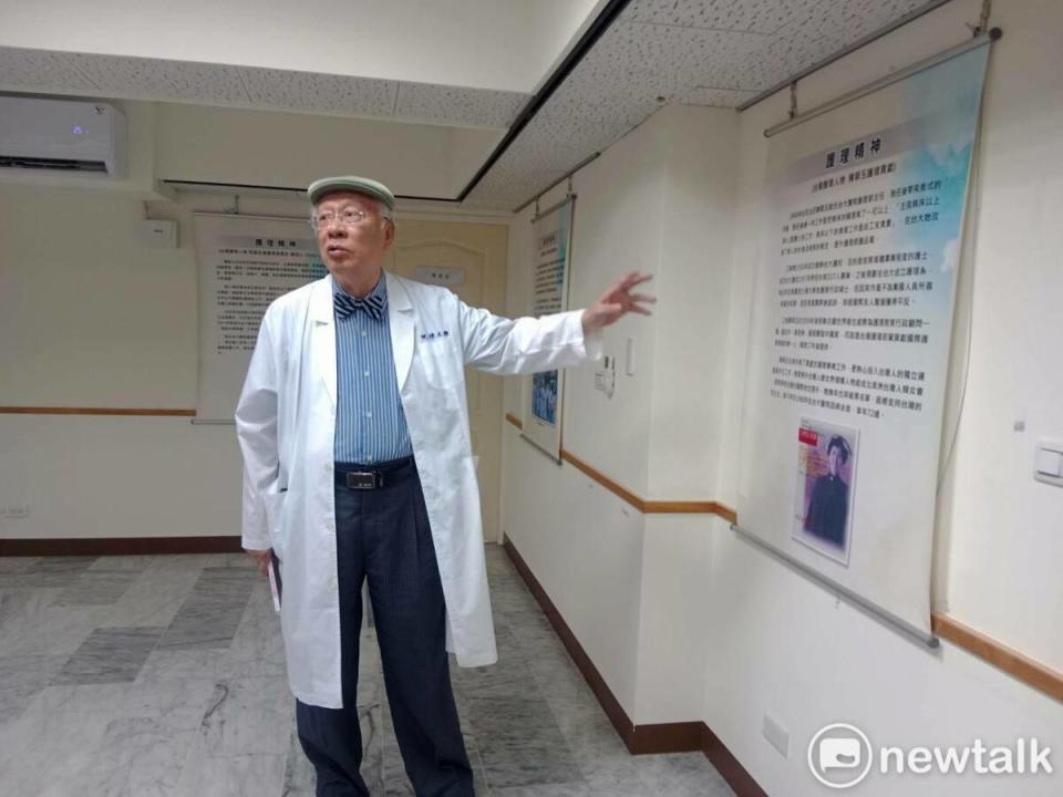 陳永興為台灣首次「護理發展史」展覽親自導覽。   圖：孫家銘攝