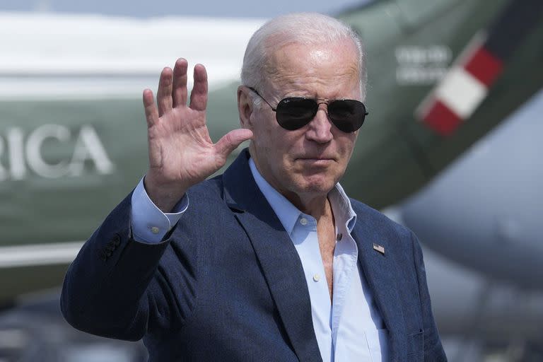 El presidente Joe Biden saluda mientras camina para abordar el Air Force One en la Base Aérea de Dover, Delaware, el lunes 19 de junio de 2023. (AP/Susan Walsh)