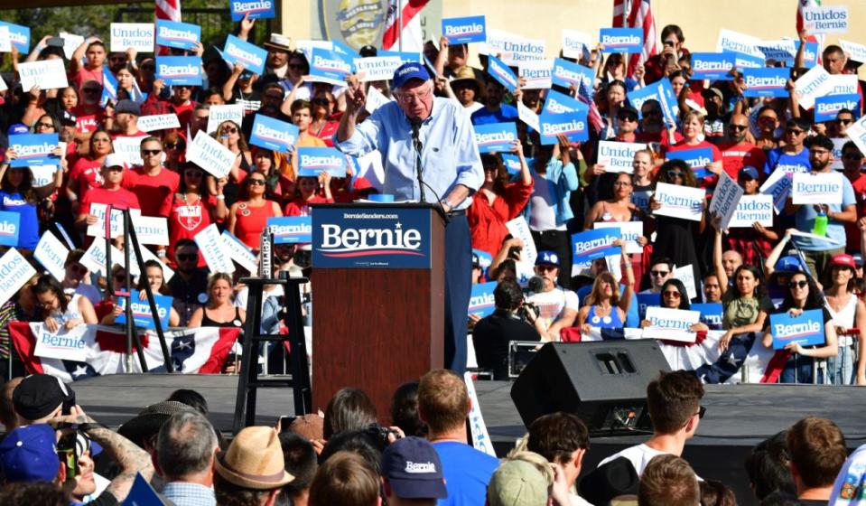 El senador por Vermont, Bernie Sanders dedicó el fin de semana a cortejar a los votantes latinos. En esta foto, interviene durante un acto de campaña en el este de Los Ángeles (Foto: FREDERIC J. BROWN a través de Getty Images).