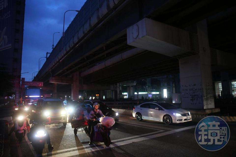 今天高雄興達電廠因事故全廠停機，台電緊急進行分區輪流限電。