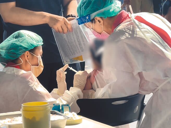 基隆火車站南站廣場29日開設兒童BNT疫苗集中施打站，吸引大批家長帶著小孩前往接種。（陳彩玲攝）
