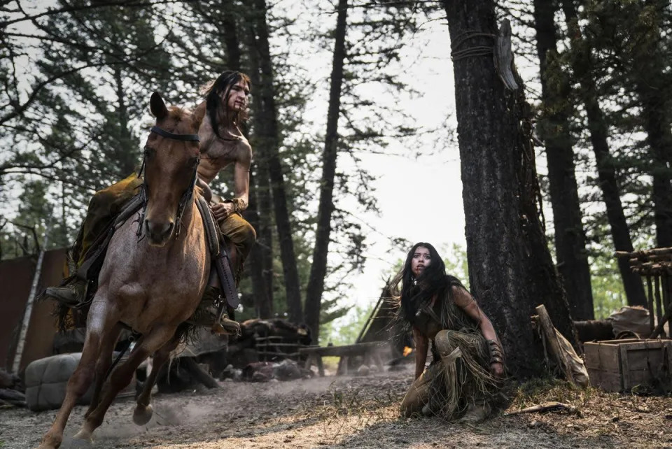 《終極戰士：獸獵者》片中重現北美原住民科曼奇族的生活點滴，動作場面連連，猶如沒有牛仔的西部片。（Disney+提供）