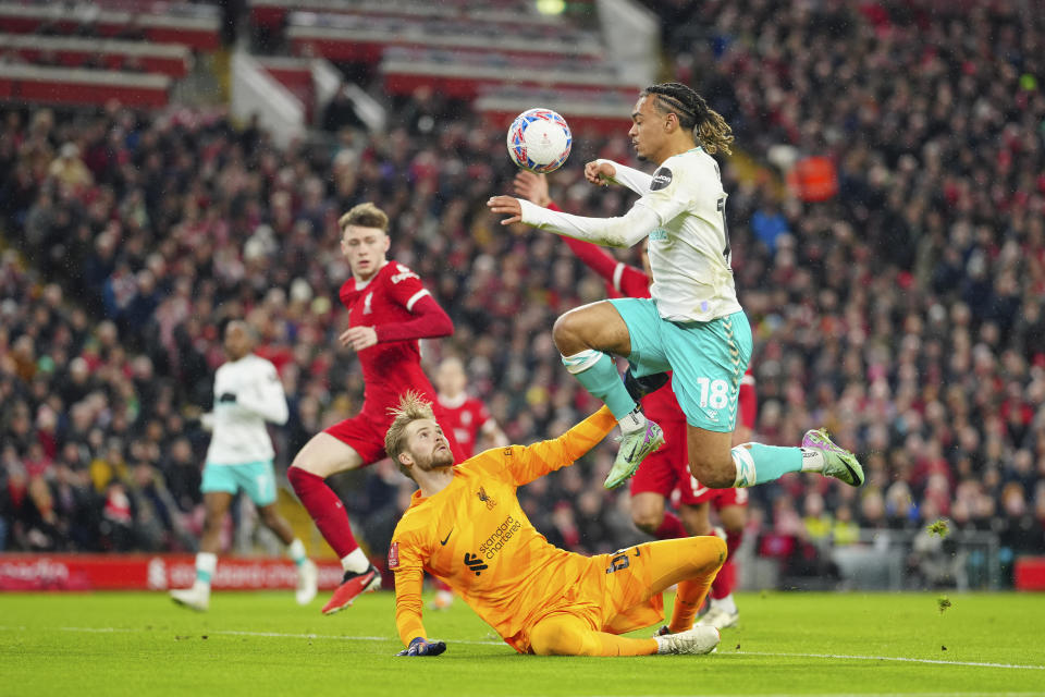 ARCHIVO - Sekou Mara, del Southampton, arriba a la derecha, es desafiado por el portero del Liverpool durante el partido de fútbol de la quinta ronda de la Copa FA inglesa entre Liverpool y Southampton en el estadio Anfield, en Liverpool, el miércoles 28 de febrero de 2024. (AP Foto/Jon Super, Archivo)