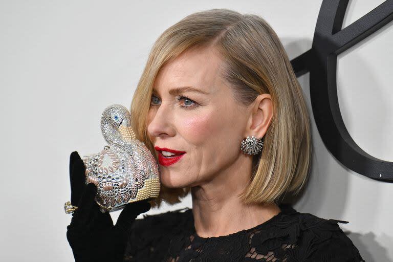 Naomi Watts realmente se lució en el estreno de Feud: Capote vs. The Swans en el Museo de Arte Moderno de Nueva York. La actriz no solo dejó en claro que es una de las más elegantes; además, se permitió jugar posando con su clutch adornado con cristales de Judith Leiber Viveka con forma de cisne