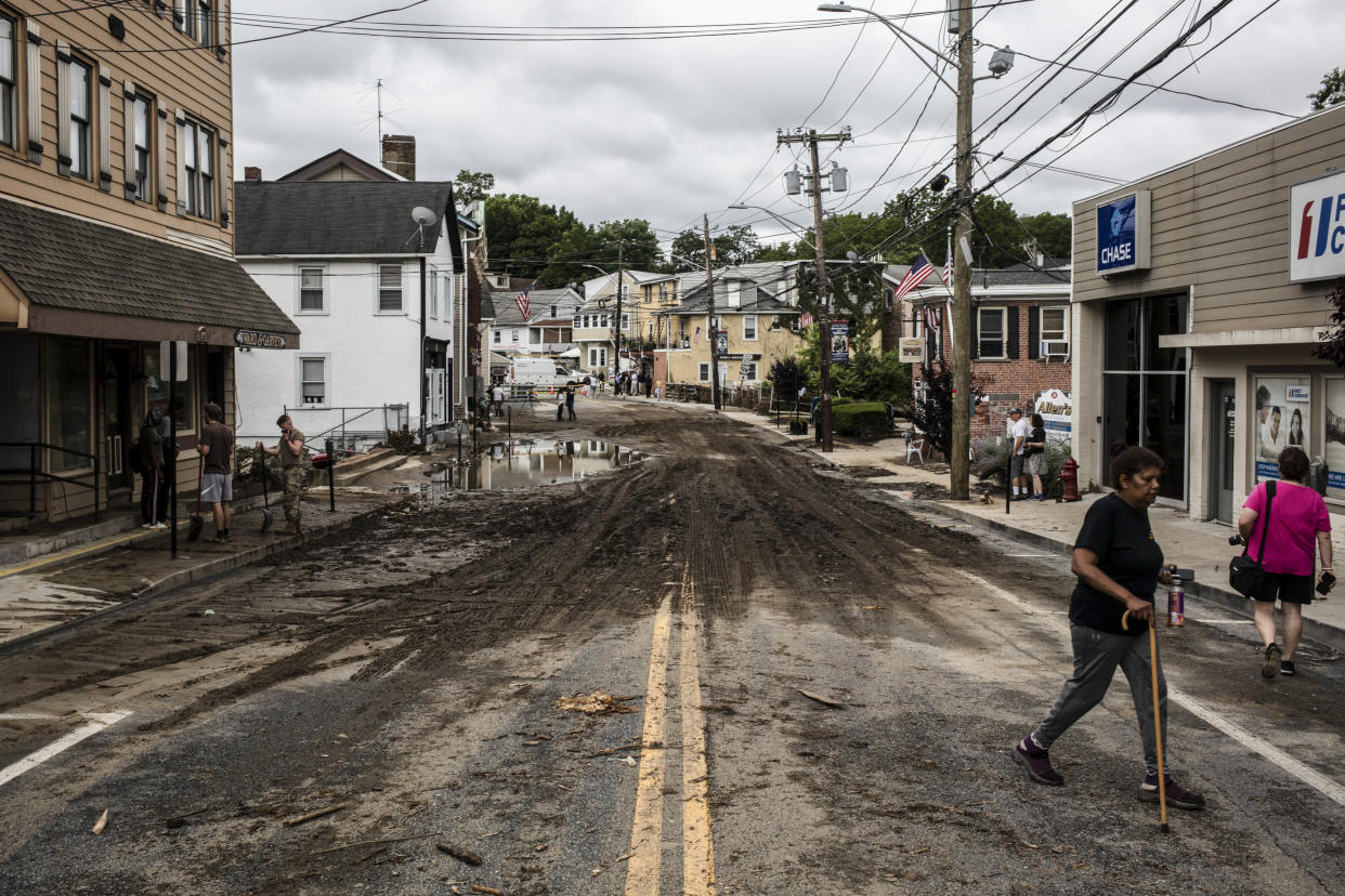 Una mujer cruza la calle principal, después de que una inundación repentina causó daños generalizados en el centro de Highland Falls, Nueva York, el 10 de julio de 2023. (Bryan Anselm/The New York Times)