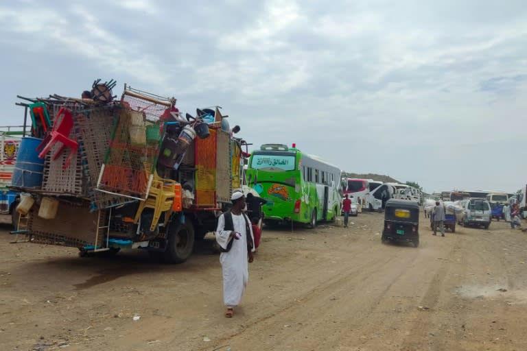 Unas personas que huyeron de la ciudad de Sinja, capital del estado sudanés de Sennar, llegan a Gedaref el 1 de julio de 2024 (-)