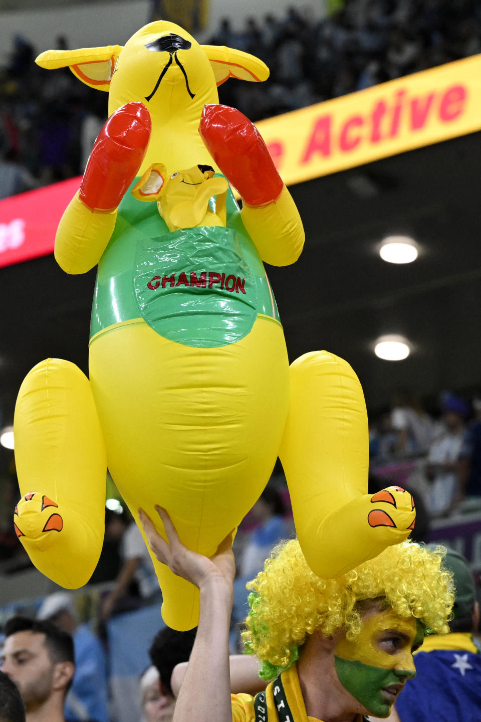 <p>等待開賽的澳洲球迷拿著一尊袋鼠母子的氣球。 （TSNA／法新社／Alfredo ESTRELLA／AFP）</p> 